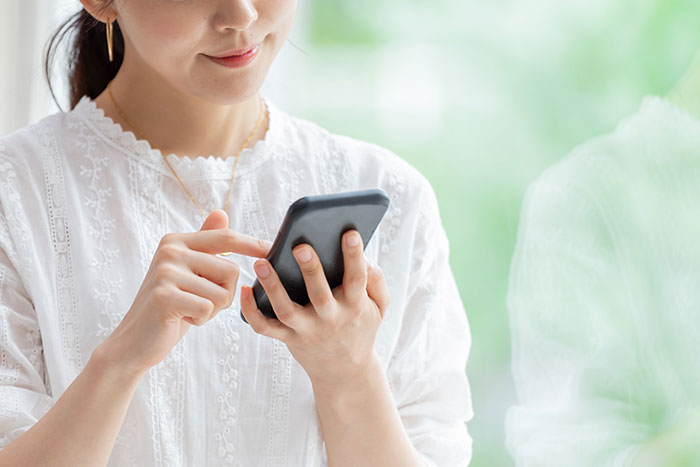 スマホで予約する女性