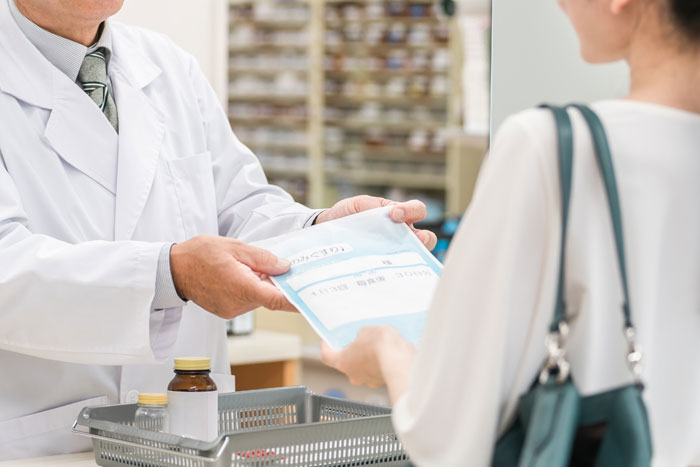 薬を受け取る女性