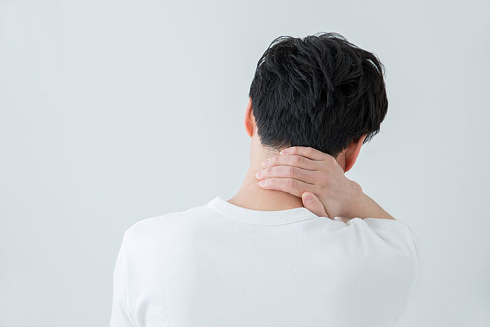 首を痛めた男性