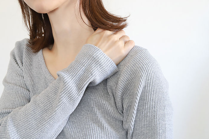 肩を痛めた女性