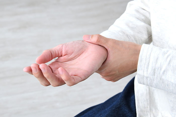 手首を痛めた男性