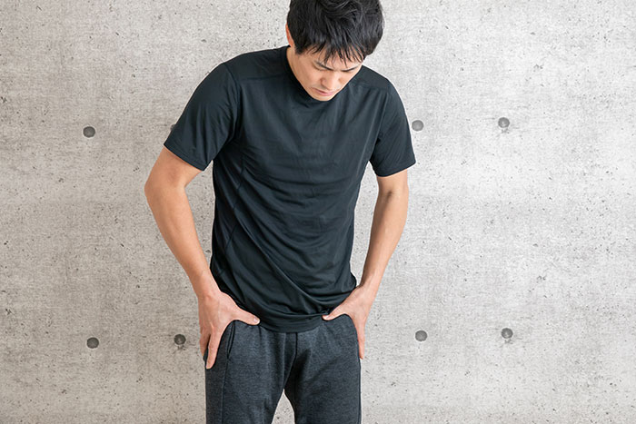 股関節を痛めた男性